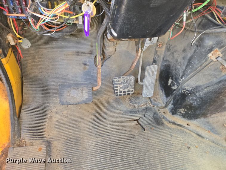 image for item EJ7344 2000 International 4900 flatbed truck