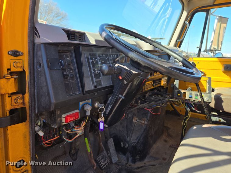 image for item EJ7344 2000 International 4900 flatbed truck