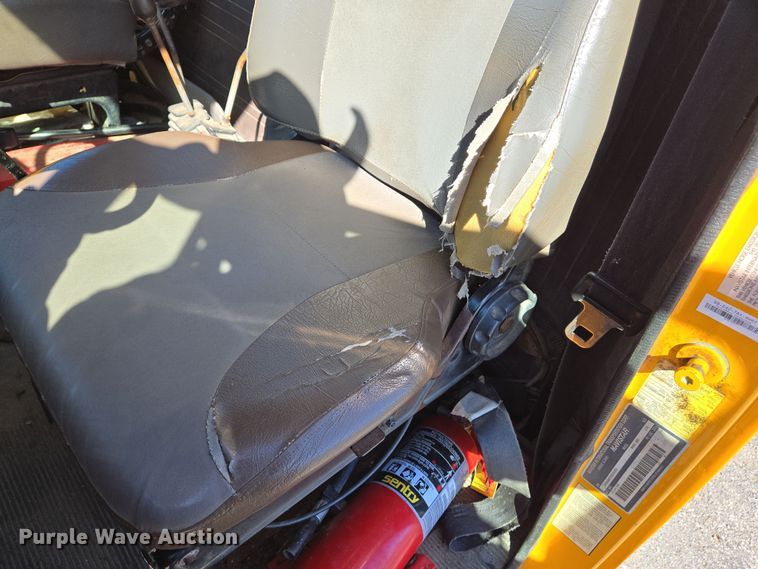 image for item EJ7344 2000 International 4900 flatbed truck