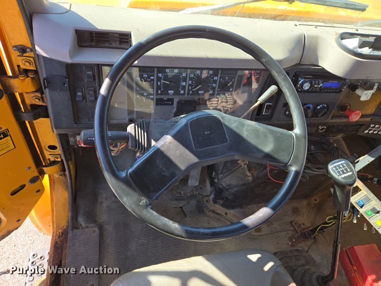 image for item EJ7344 2000 International 4900 flatbed truck