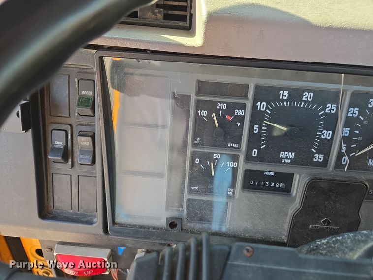 image for item EJ7344 2000 International 4900 flatbed truck