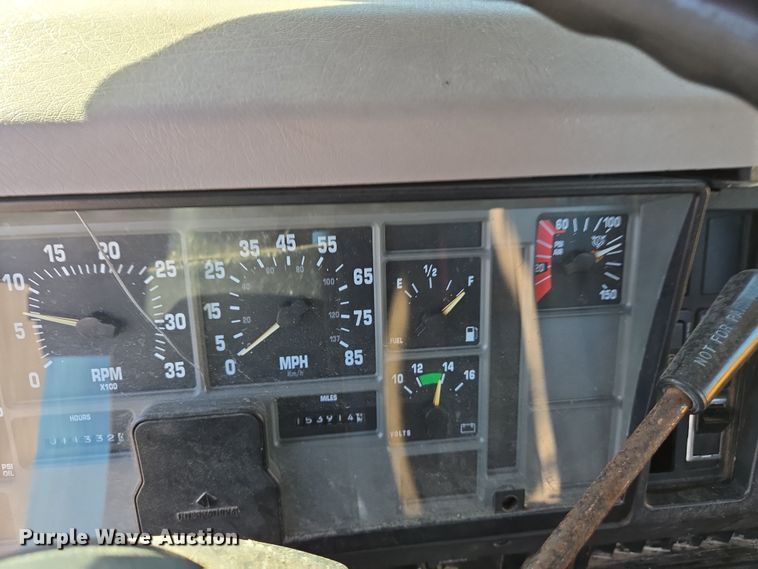 image for item EJ7344 2000 International 4900 flatbed truck