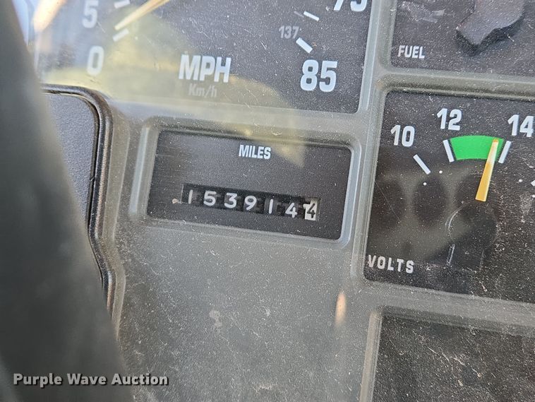 image for item EJ7344 2000 International 4900 flatbed truck