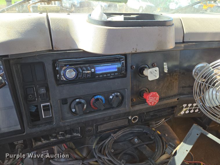 image for item EJ7344 2000 International 4900 flatbed truck