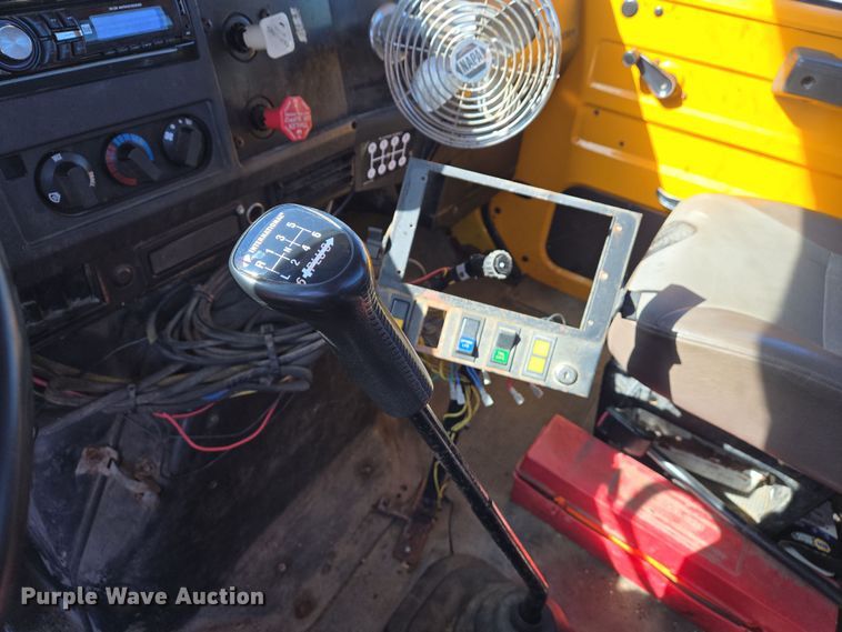 image for item EJ7344 2000 International 4900 flatbed truck