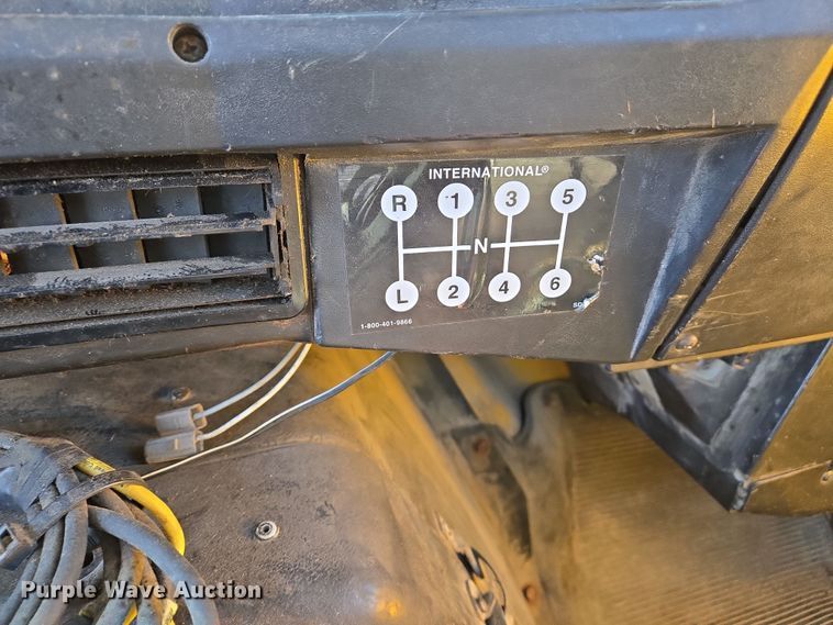 image for item EJ7344 2000 International 4900 flatbed truck