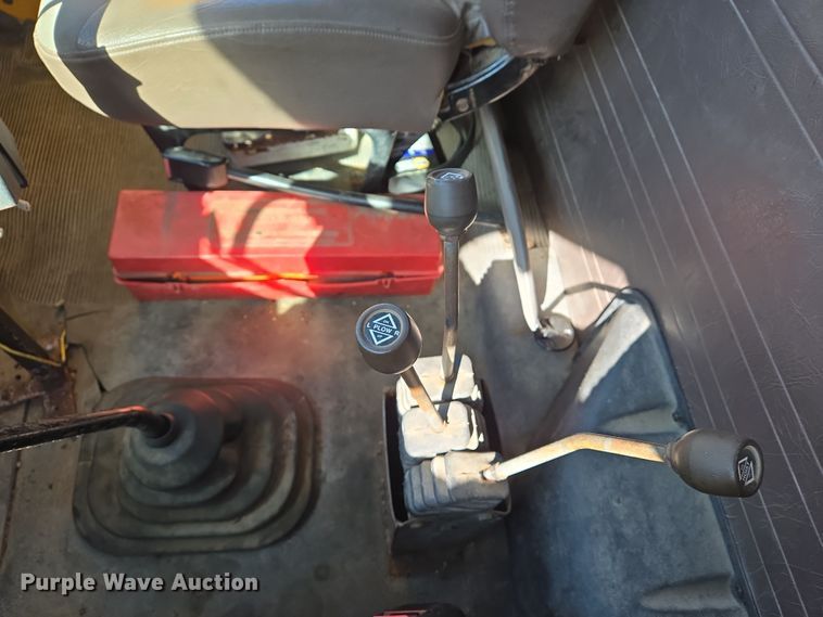 image for item EJ7344 2000 International 4900 flatbed truck