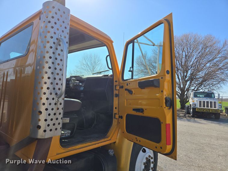 image for item EJ7344 2000 International 4900 flatbed truck