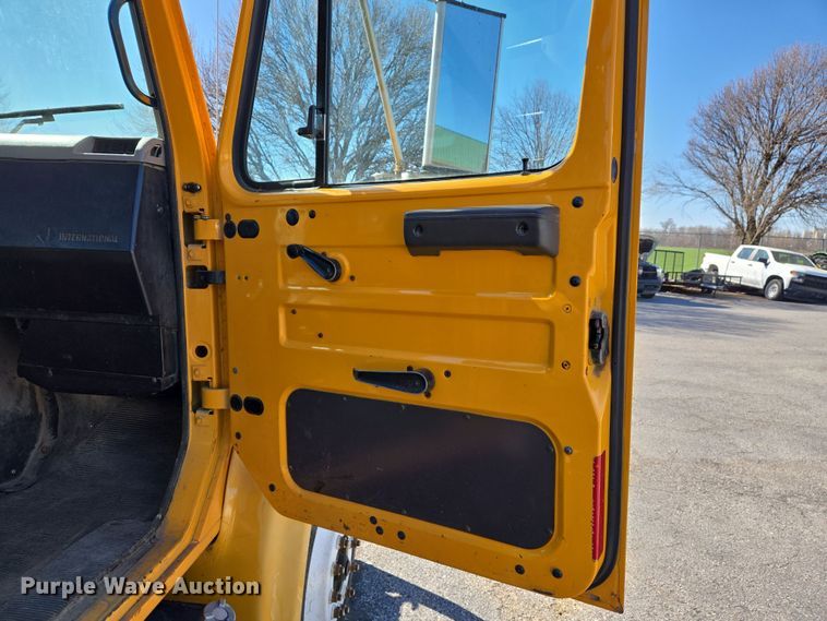 image for item EJ7344 2000 International 4900 flatbed truck