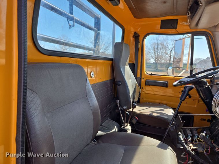 image for item EJ7344 2000 International 4900 flatbed truck