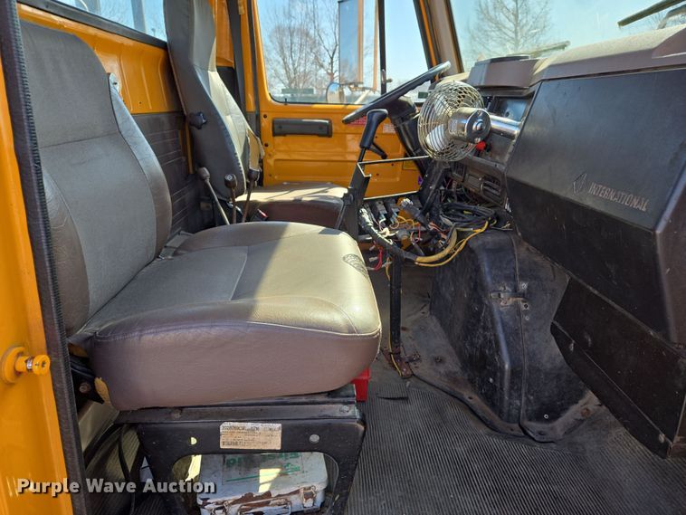 image for item EJ7344 2000 International 4900 flatbed truck