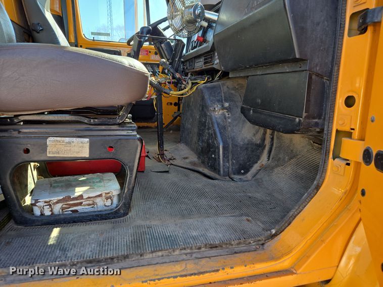 image for item EJ7344 2000 International 4900 flatbed truck