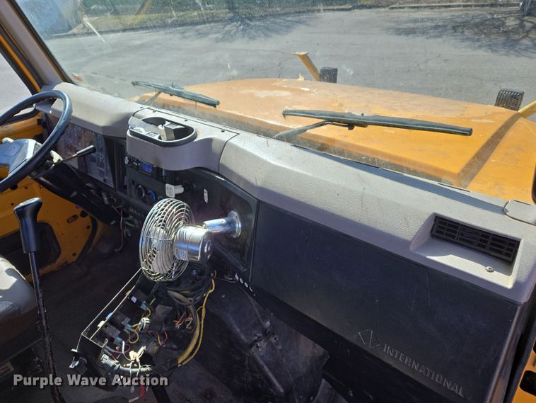 image for item EJ7344 2000 International 4900 flatbed truck