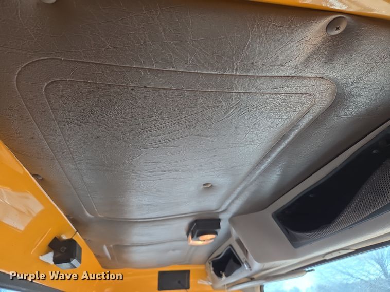 image for item EJ7344 2000 International 4900 flatbed truck