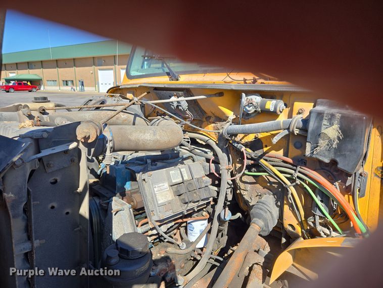 image for item EJ7344 2000 International 4900 flatbed truck