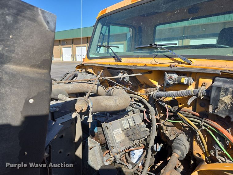 image for item EJ7344 2000 International 4900 flatbed truck