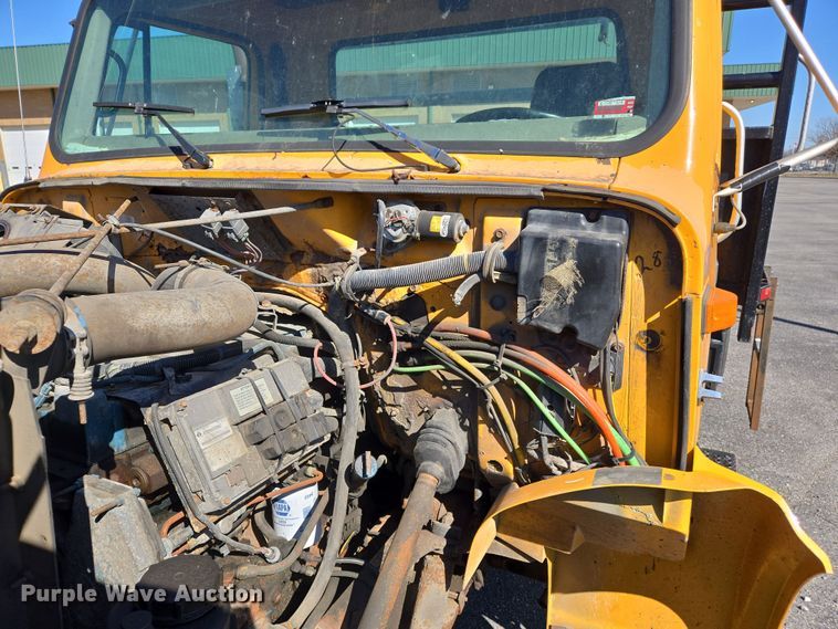 image for item EJ7344 2000 International 4900 flatbed truck