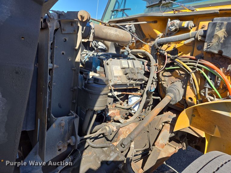 image for item EJ7344 2000 International 4900 flatbed truck