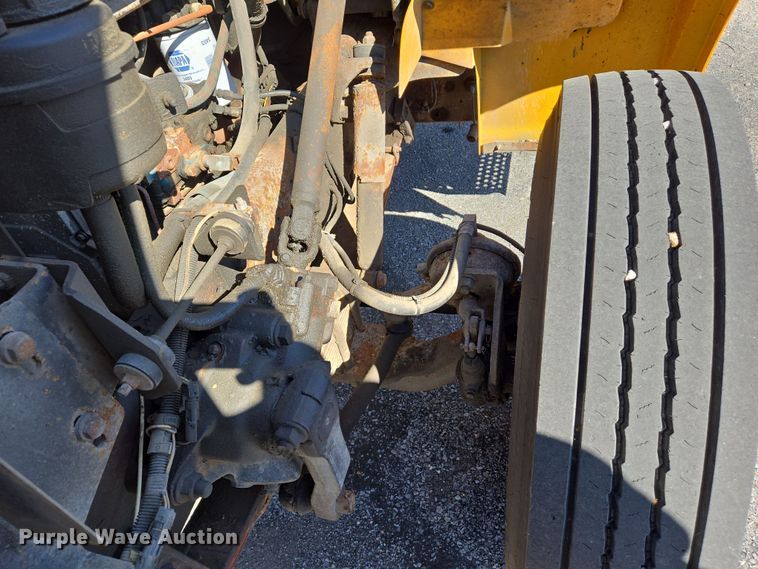 image for item EJ7344 2000 International 4900 flatbed truck