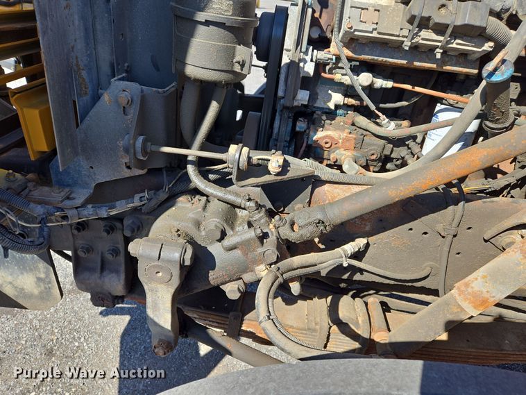 image for item EJ7344 2000 International 4900 flatbed truck