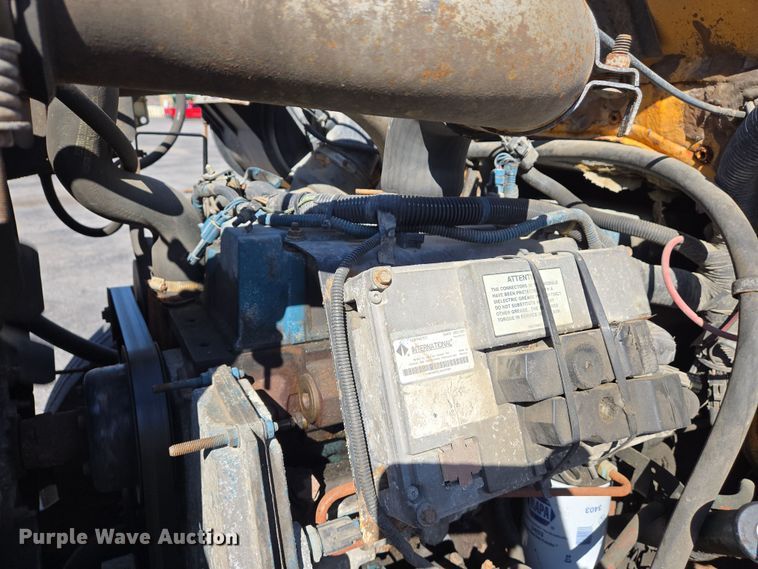 image for item EJ7344 2000 International 4900 flatbed truck