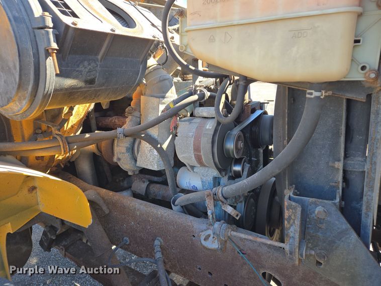 image for item EJ7344 2000 International 4900 flatbed truck