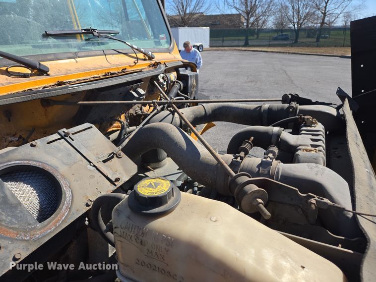 image for item EJ7344 2000 International 4900 flatbed truck