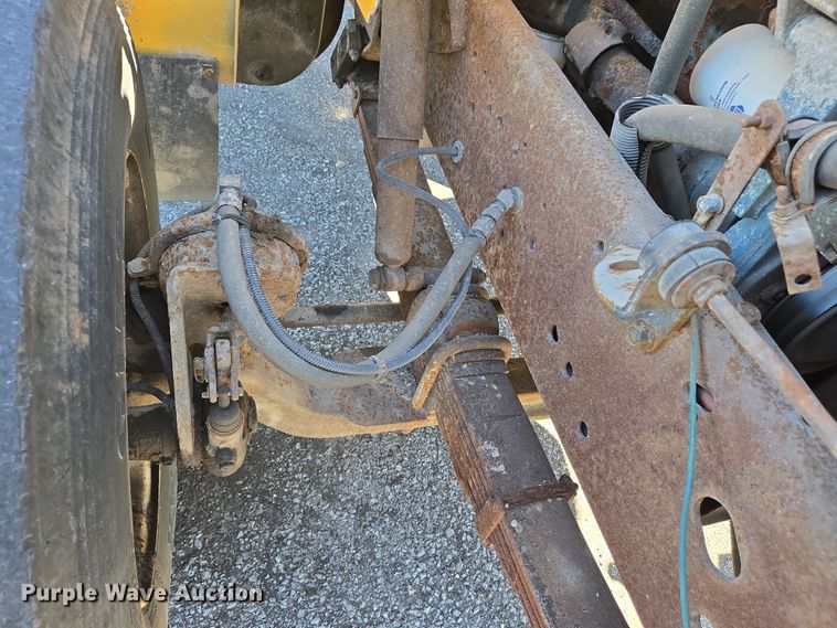 image for item EJ7344 2000 International 4900 flatbed truck