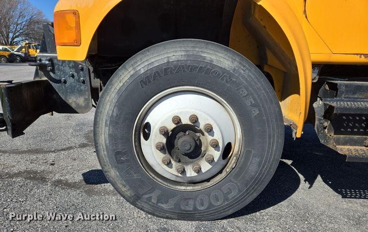 image for item EJ7344 2000 International 4900 flatbed truck