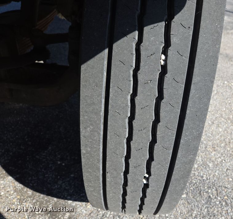 image for item EJ7344 2000 International 4900 flatbed truck