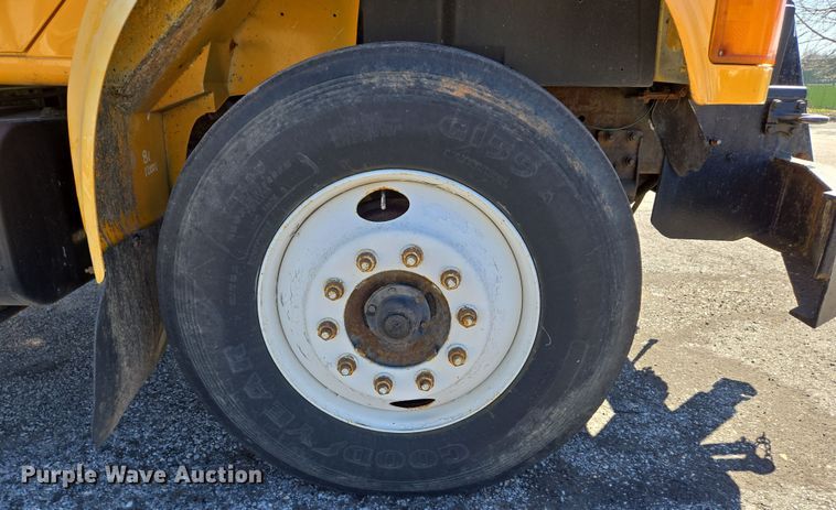 image for item EJ7344 2000 International 4900 flatbed truck