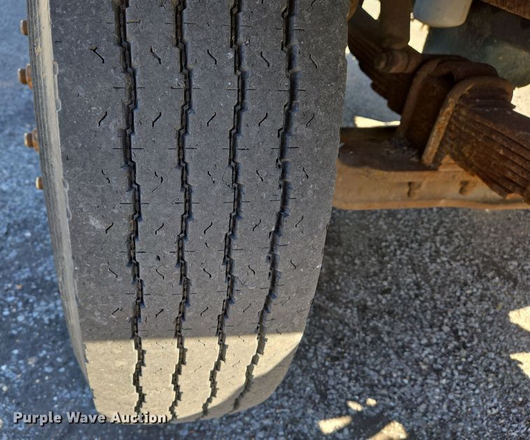 image for item EJ7344 2000 International 4900 flatbed truck