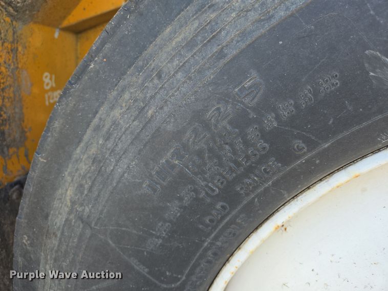 image for item EJ7344 2000 International 4900 flatbed truck