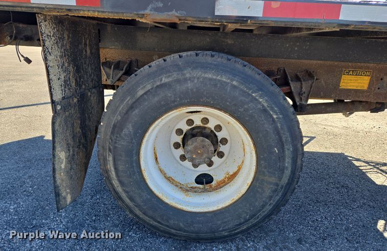 image for item EJ7344 2000 International 4900 flatbed truck