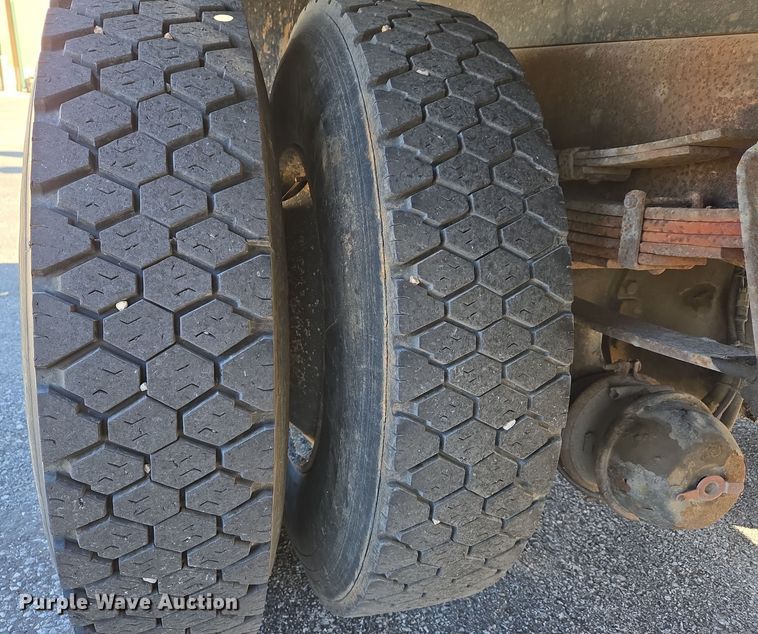 image for item EJ7344 2000 International 4900 flatbed truck