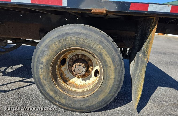 image for item EJ7344 2000 International 4900 flatbed truck