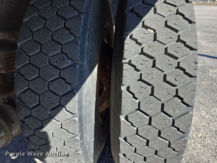 image for item EJ7344 2000 International 4900 flatbed truck