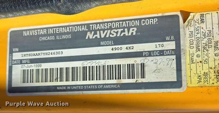 image for item EJ7344 2000 International 4900 flatbed truck