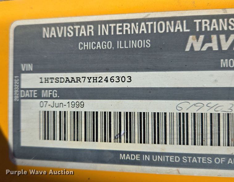 image for item EJ7344 2000 International 4900 flatbed truck