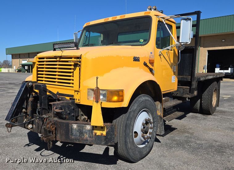 image for item EJ7345 2000 International 4900 flatbed truck