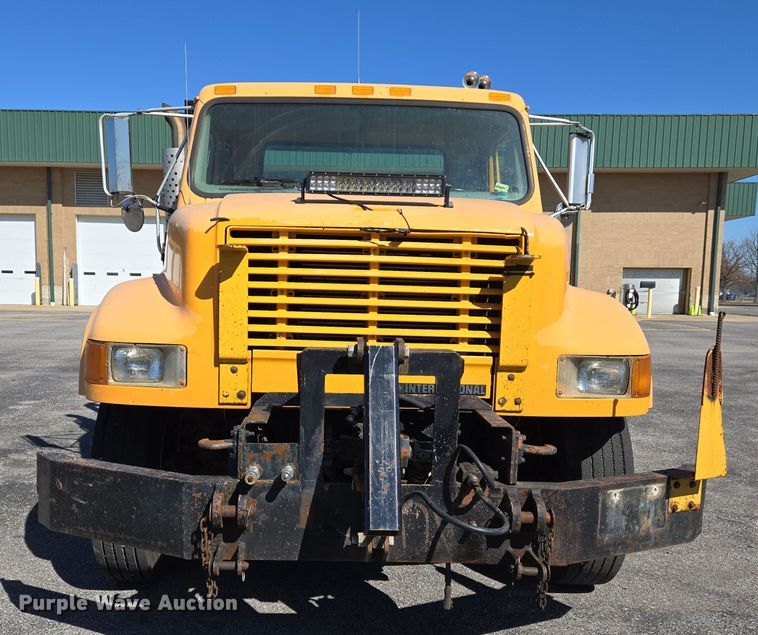 image for item EJ7345 2000 International 4900 flatbed truck