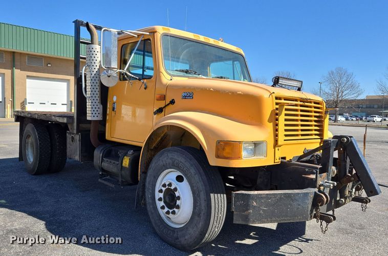 image for item EJ7345 2000 International 4900 flatbed truck
