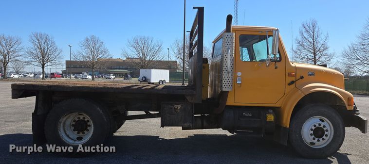image for item EJ7345 2000 International 4900 flatbed truck