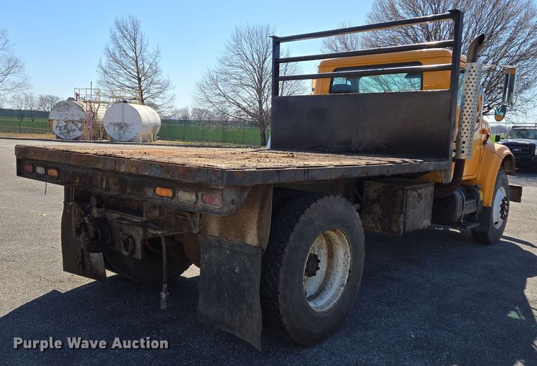 image for item EJ7345 2000 International 4900 flatbed truck