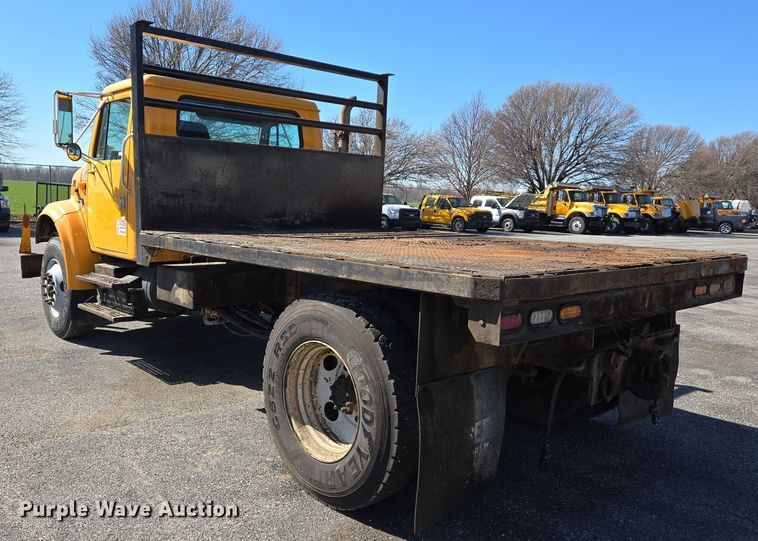 image for item EJ7345 2000 International 4900 flatbed truck