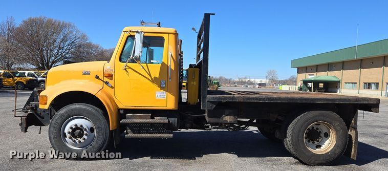 image for item EJ7345 2000 International 4900 flatbed truck