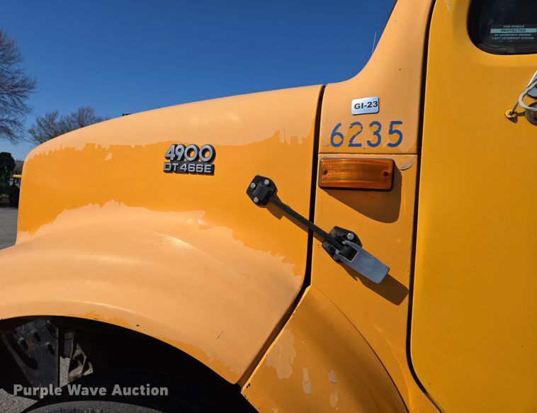 image for item EJ7345 2000 International 4900 flatbed truck