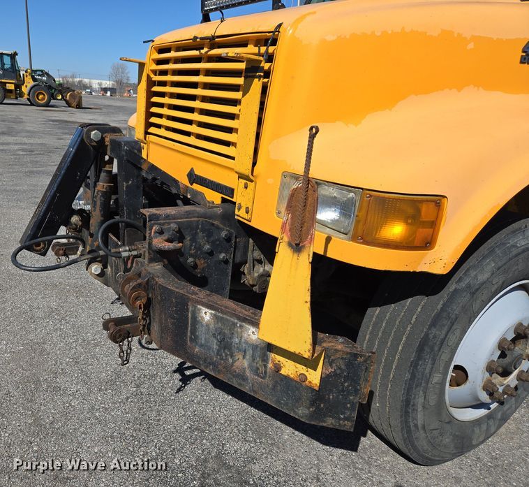 image for item EJ7345 2000 International 4900 flatbed truck