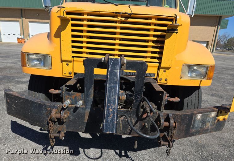 image for item EJ7345 2000 International 4900 flatbed truck