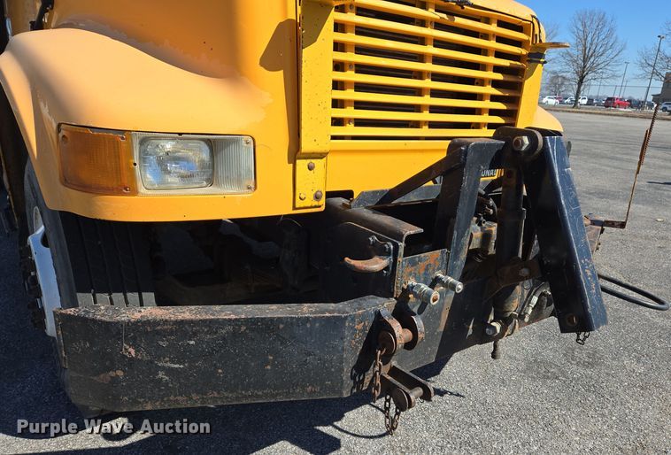 image for item EJ7345 2000 International 4900 flatbed truck